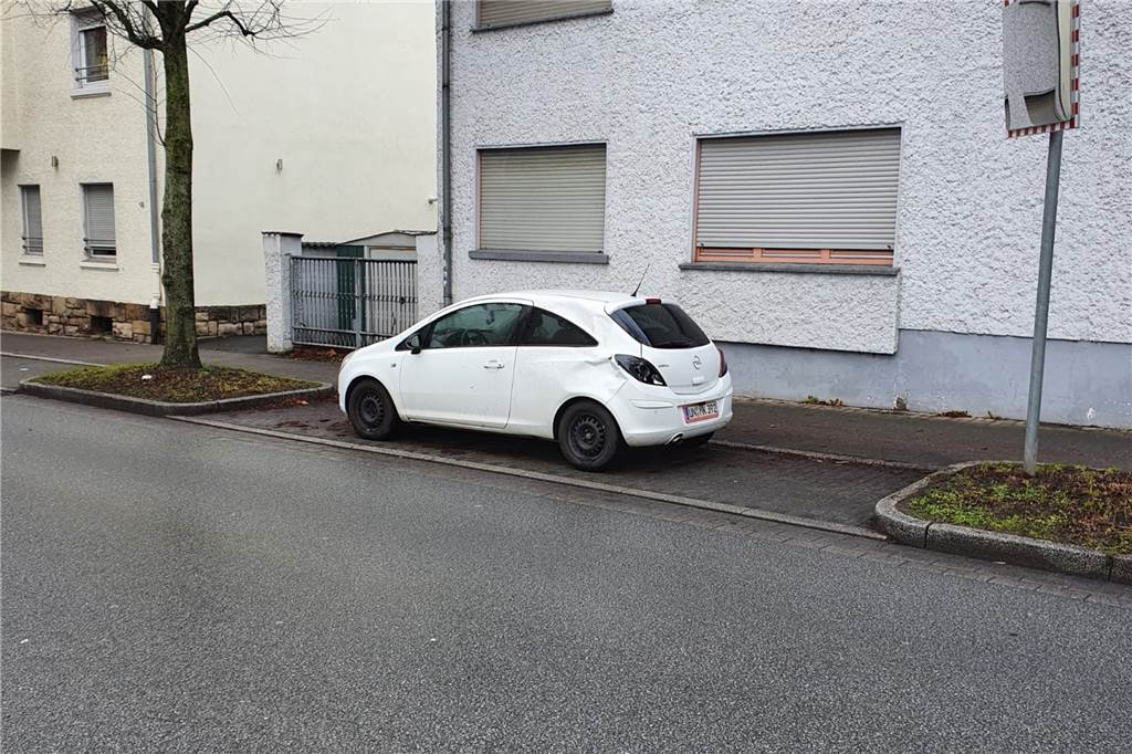 Ordnungsgemäß in einer Parkbucht in Höhe der Kreuzung Rosenweg/Roonstraße/Zum großen Feld war der Opel Corsa abgestellt gewesen. 