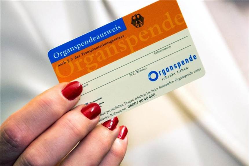 Organe sind in Deutschland Mangelware. Ein Spenderausweis kann deshalb Leben retten, wenn das eigene Leben endet. Der potenzielle Spender kann auf dem Ausweis Angaben zur Spende machen. Foto: Axel Heimken