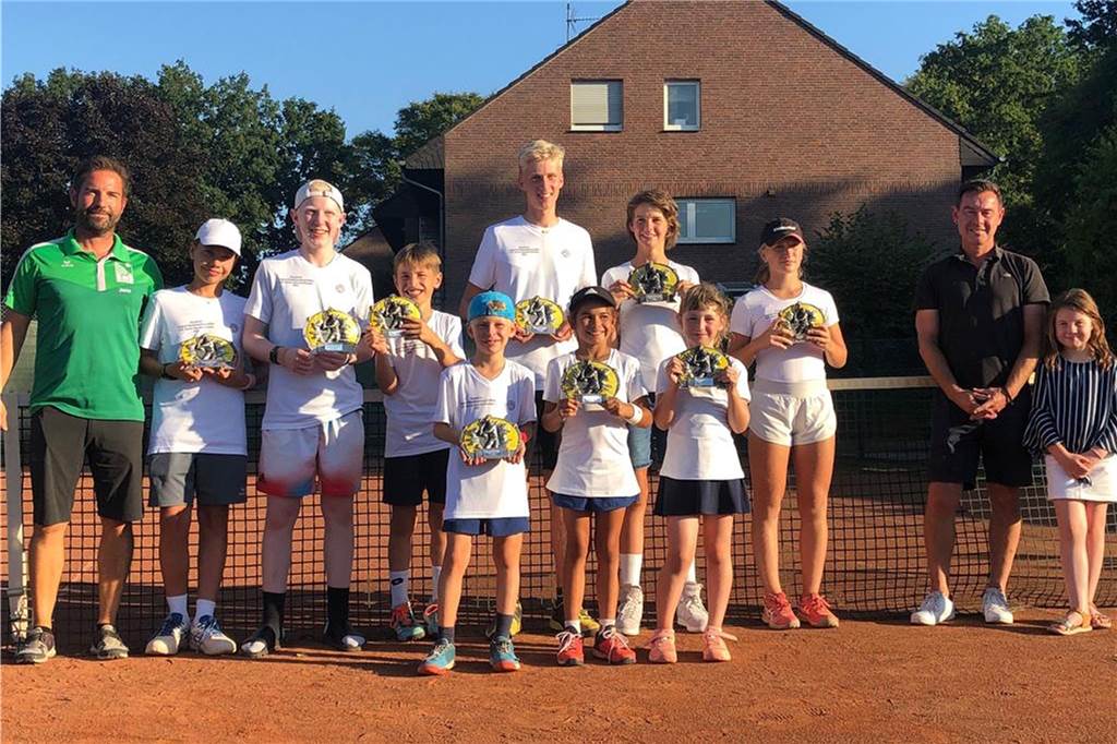 Dorsten hat neue Jugendstadtmeister Organisator Jens Loos (l.) und Dorstens Sportkoordinator Michael Maiß (2.v.r.) gratulierten Siegern und Platzierten der Dorstener Jugendstadtmeisterschaften.