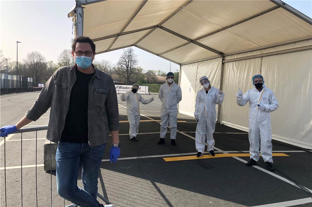 Shopping ohne Coronatest ist erlaubt – starke Nachfrage nach Tests hält an Organisator Mathias Sittek und sein Team vom Testzentrum am Europaplatz.