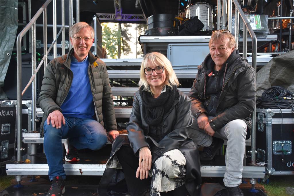 Mit vielen Fotos: Rockfield-Festival bringt den Stadtpark zum Beben Organisatoren Harry Richter, Gonda Nobbe-Elsing und Berthold Elsing wollen auch im nächsten Jahr den Fußballplatz wieder in ein "Rockfield" verwandeln.