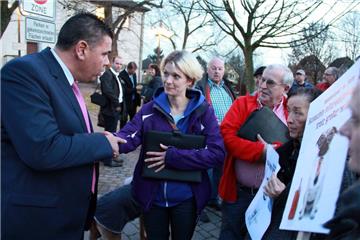 Organisatorin Katja Overtheil (l.) und Ina Wille (r.) aus Selm diskutierten mit Bürgermeister Mario Löhr über die Erhöhung der Hundesteuer. Die Hunde-Halterinnen ärgerte vor allem die nach 2012 nicht mehr erfolgte Information der Stadtverwaltung, dass die Steuer sich deutlich erhöht.