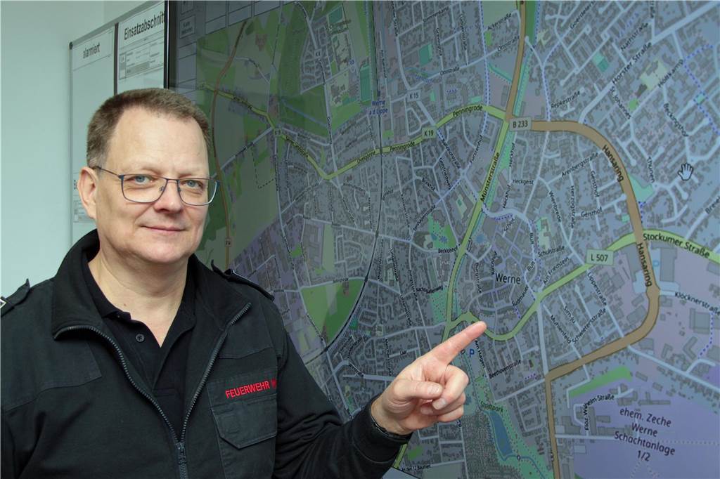 Feuerwehrchef Thomas Temmann zeigt auf eine Karte.