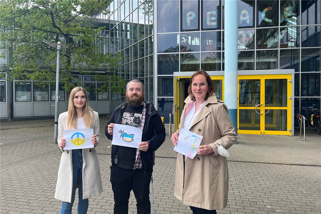 700 Meter lange Menschenkette: Schüler protestieren gegen Ukraine-Krieg Organisiert wurde die Aktion von drei Referendaren: Birte Kuhnen, Felix Meyer (v. l.) und Jonathan Menges (nicht im Bild). Für Schulleiterin Viola Löchter (rechts) ist das Projekt unglaublich wichtig.