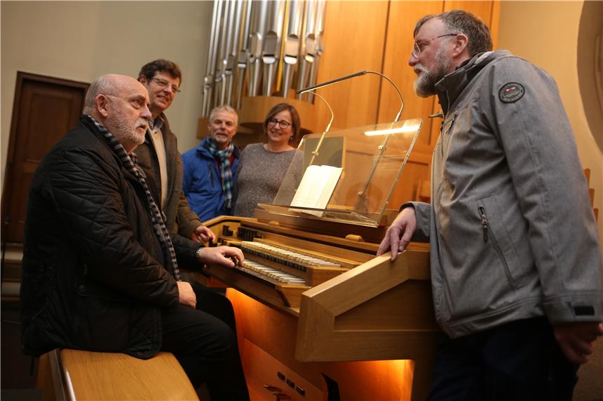 Orgel aus St.-Konrad-Kirche in Werne zieht um Organist Günter Hermann (v.l.) spricht mit Hans-Joachim Wensing, Günter Schlicker von der KAB, Verwaltungsreferentin Michaela Schulte und Pfarrdechant Jürgen Schäfer über die Zukunft der Konrad-Orgel.