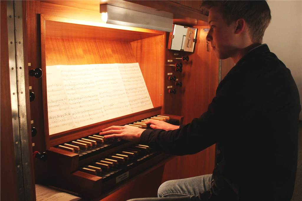 Ein ganz besonderer Adventskalender soll Kirchhellener zusammenbringen Organist Johannes Schroers