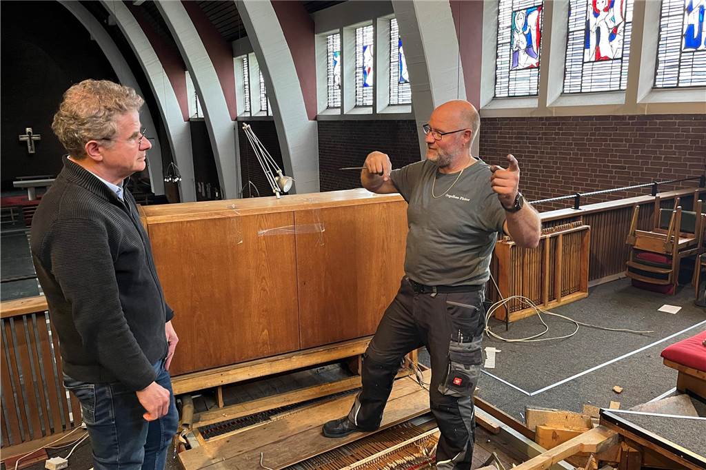 Laurentius-Orgel wird zerlegt, 2200 Pfeifen kommen mit zum Annaberg Thomas Drees und Ralf Freise auf der Orgelbühne der alten Laurentius-Kirche.