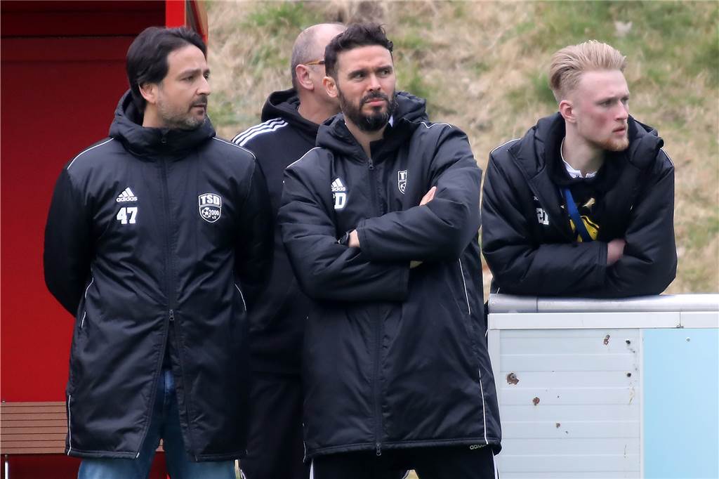 Türkspor gewinnt das Derby, vergibt aber mehr als 20 Torchancen - Trainer fordert frühe Tore Orhan Özkara (l.) ist Trainer von Türkspor Dortmund.