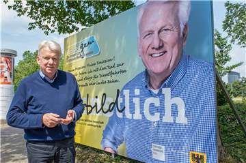 Original und Abbild: Oberbürgermeister Ullrich Sierau wirbt auf dem Großplakat für den Umstieg aufs Rad und andere umweltfreundliche Fortbewebungsmittel. Ist dieses Plakat auch eine verdeckte Wahlwerbung?