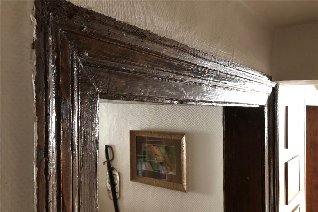 Besitzer verärgert über „Blickfang“ vor prachtvollem Gutshof-Denkmal Originale Türrahmen versprühen in dem alten Bauernhaus den Charme längst vergangener Zeiten.