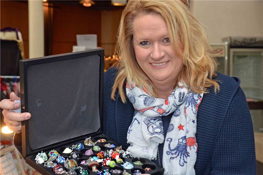 82 adventliche Stände laden im Lüner Hansesaal zum Stöbern ein Originellen selbstgefertigten Glasperlen-Schmuck präsentierte Susanne Schulz aus Dortmund.
