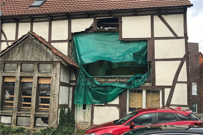 Gammelhaus an Südmauer 27: In der Rückwand klafft ein großes Loch, Plane ist zerrissen Orkantief Sabine hat seine Spuren hinterlassen. Die Plane, die ein großes Loch in der Rückwand schließen sollte, ist zerrissen.