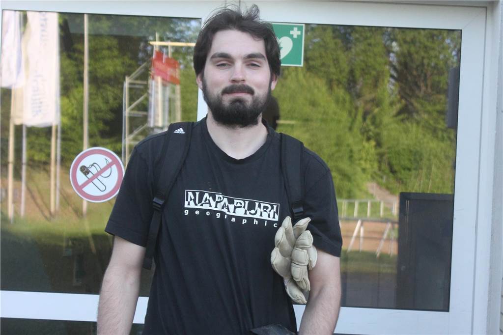 Ersatztorwart Orlando Stockhecke springt beim Holzwickeder SC in die Bresche Orlando Stockhecke steht vor einer Tür.