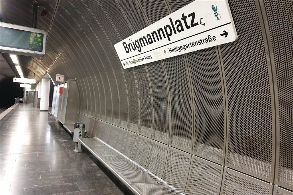 Angriff in der U42: Zeuge rief vergeblich über Sprechanlange Hilfe Ort der Handgreiflichkeit: Hier rannten die Angreifer davon.