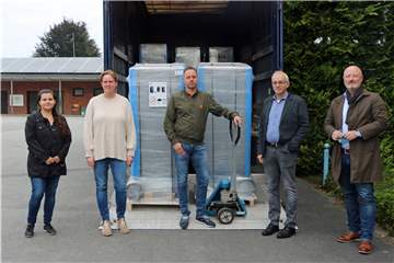 Ortstermin an der Grundschule in Oeding zur Lieferung der mobilen Luftreiniger am Dienstagmorgen (v.l.): Kristina Zinn (Facheinheit Zentrale Dienste), Barbara Altena (kommissarische Schulleiterin), Andreas Effing (Kemper), Bürgermeister Werner Stödtke und Markus Lask (Leiter Facheinheit Zentrale Dienste).