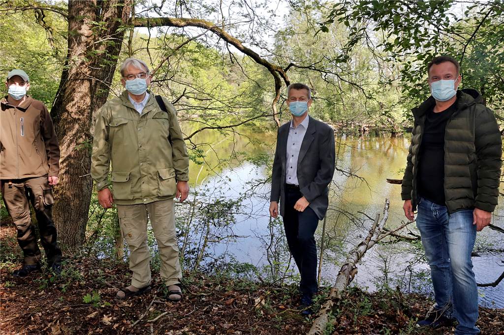 Die Inseln im Halterner Stausee sind wahre Naturparadiese Ortstermin an der Vogelinsel im Haltener Stausee, v.l.: Tobias Straßburger (Gelsenwasser), Naturfotograf Rolf Behlert, Magnus Meckelburg (Leiter Wasserwerk Haltern) und André Ziegert (Gelsenwasser).