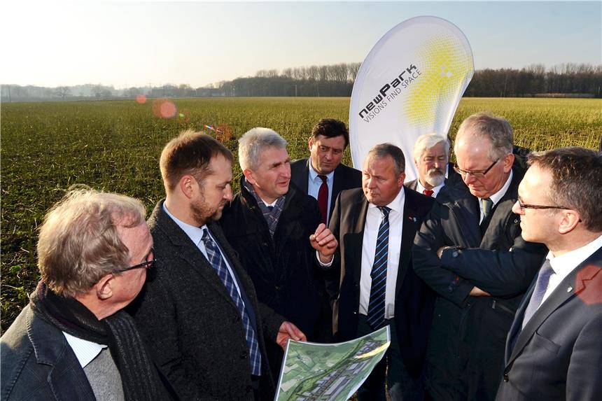 Ein Standort für „Fabriken der Zukunft“ Ortstermin auf dem newPark-Gelände: Minister Andreas Pinkwart (3.v.l.) wird begleitet von (v.l.) Wolfgang Pantförder (Aufsichtsrat), Andreas Täuber (Geschäftsführer), Mathias Richter (FDP-Kreisvorsitzender), Josef Hovenjürgen (CDU-MdL), Joachim Lehmann (SPD, Datteln), Cay Süberkrüb (Landrat) und André Dora (Bürgermeister, Datteln).