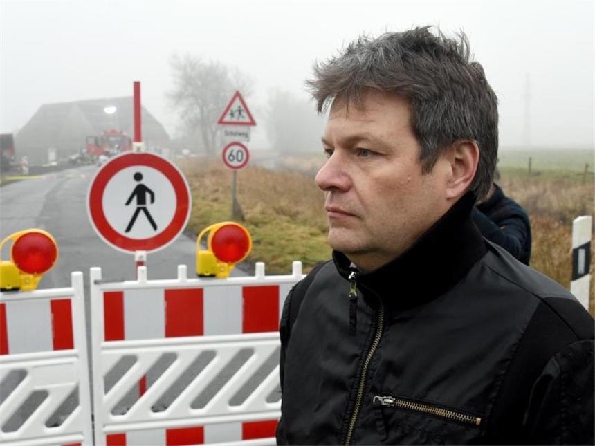 Habeck geht auf Distanz zu Bundes-Grünen Ortstermin: Der schleswig-holsteinische Umwelt- und Landwirtschaftsminister Robert Habeck vor einer abgesperrten Geflügelzucht. Foto: Carsten Rehder
