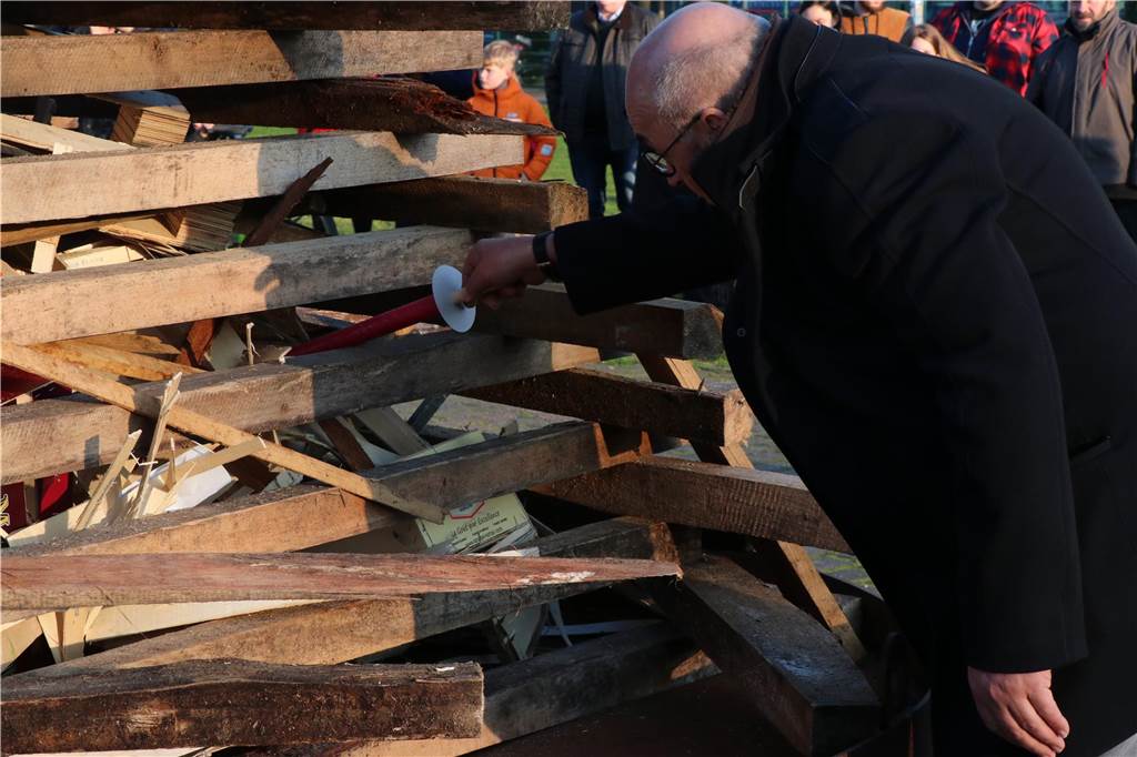 Ortsvorsteher Manfred Verweyen entzündete das Osterfeuer.