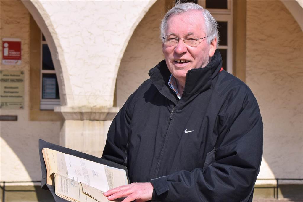 Nazis verbrannten Bücherberge: Scheiterhaufen vor der Sixtus-Kirche Ortwin Bickhove-Swiderski steht vor dem alten Rathaus in Haltern.