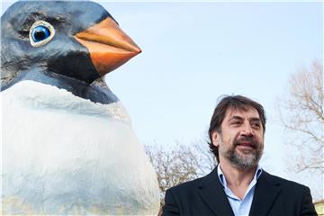 Oscar-Preisträger Javier Bardem neben einem übergroßen Pinguin. Foto: Paul Zinken