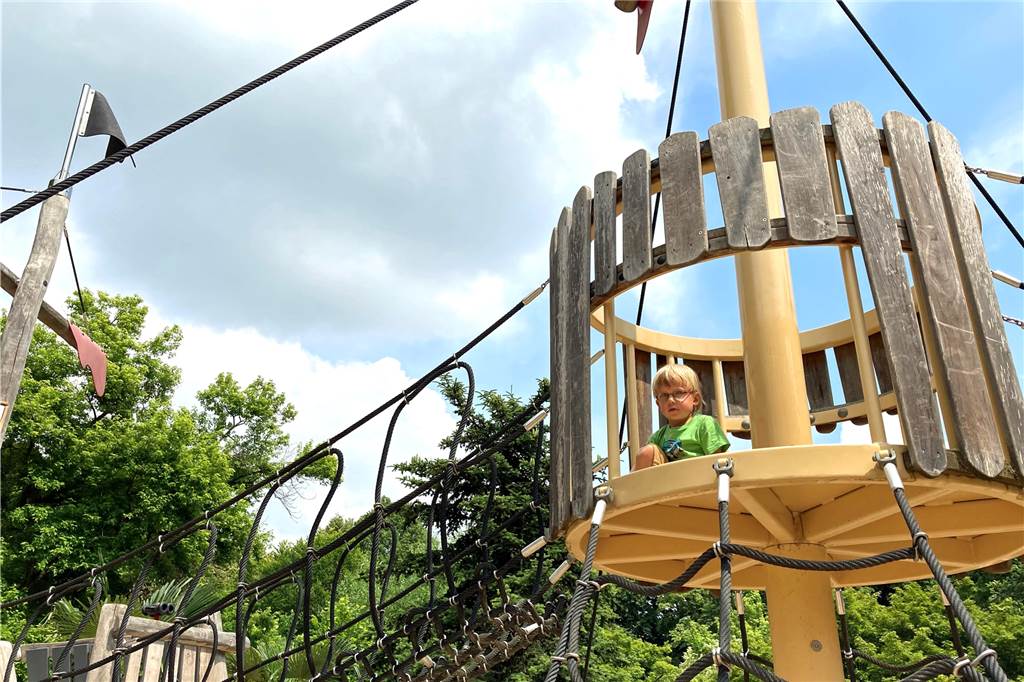 Der Rombergpark in Dortmund hat eine neue Attraktion Oskar (3) oben auf: Er gehörte zu den ersten Kindern, die auf dem Schiff waren.