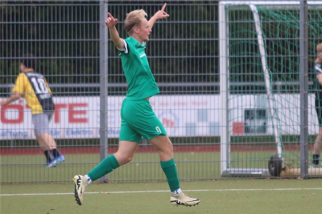Westfalia Wethmar dreht Spiel gegen den FC Overberge: Rote Karte nach dem Abpfiff Oskar Koert von Westfalia Wethmar jubelt.