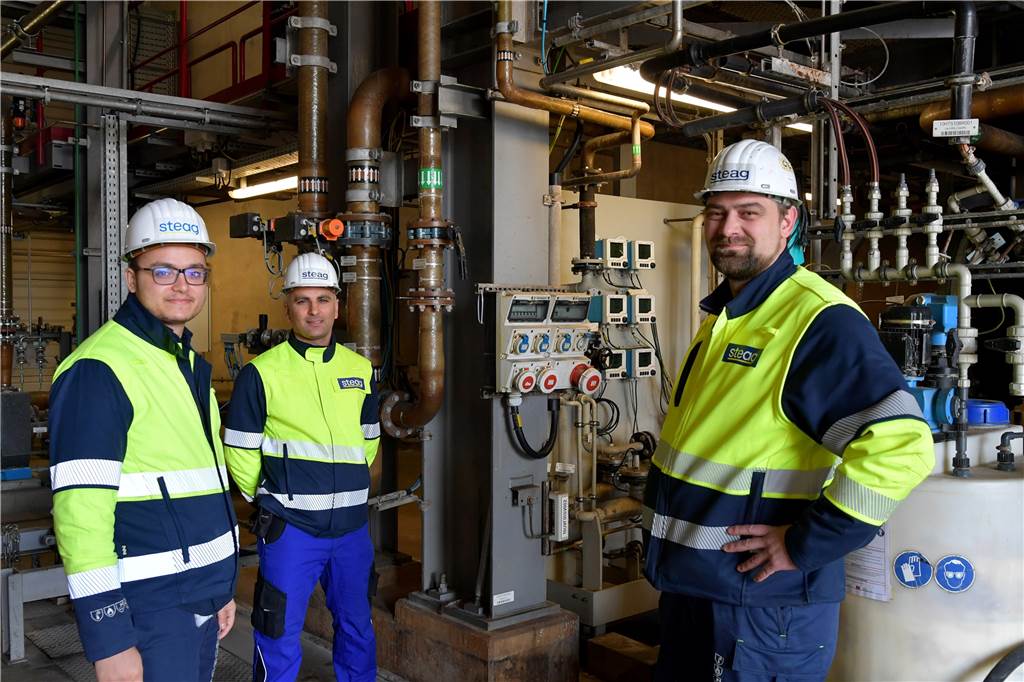 Praktikant bei Steag in Lünen: Franzose zwischen Kohle- und Kernkraft Osman Tan (v. l.), Osman Demirci und Tobias Hanel im Bereich der Rauchgaswäsche, vor den Supensionspumpen für den Absorber des Trianel-Kraftwerks in Lünen.