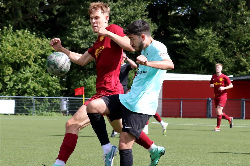 Osmanlispor-Spieler haut in der Halbzeit ab Osmanlispors Tamer Keskin (v.) geriet mit seinem Mitspieler Ersan Kusakci aneinander.