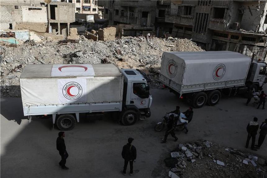 UN verurteilen Gewalt bei Hilfslieferung in Ost-Ghuta Ost-Ghuta vor den Toren der Hauptstadt Damaskus hat seit Mitte Februar die heftigsten Luftangriffe der Regierung seit Beginn des Syrien-Krieges 2011 erlebt. Auch am Tag der Hilfslieferung gingen die Bombardements weiter Foto: Samer Bouidani