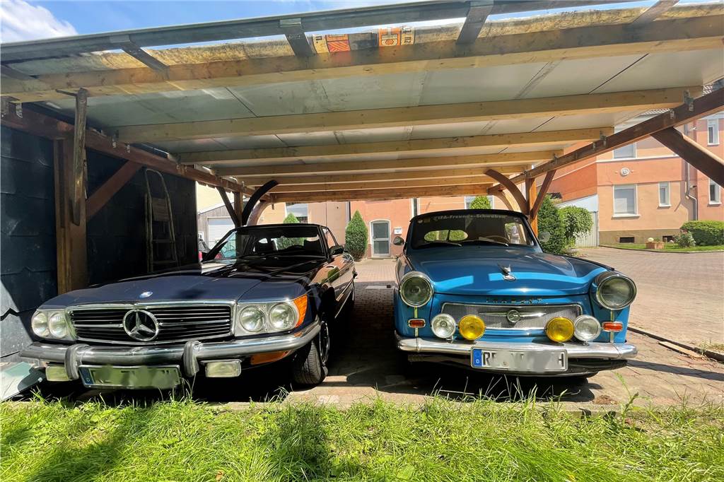 Russischer Oldtimer im Ruhrpott: Dieses Auto gibt es nur noch viermal Ost und West unter einem Carport. Rainer Berkenhoff besitzt einen Trabi und einen Oldtimer-Mercedes.