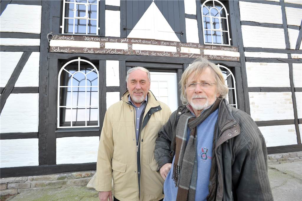 Ostbürens Ortsheimatpfleger Gerd Höneise (l.) freute sich sehr, als Eduard Dieks vor sieben Jahren das denkmalgeschützte Haus am Bauernkamp ersteigerte und in liebevoller Detailarbeit instandsetzte.