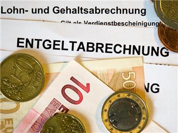 Ostdeutsche verdienen im Schnitt weniger als Westdeutsche, obwohl sie nach einer neuen Statistik länger arbeiten. Foto: Arno Burgi