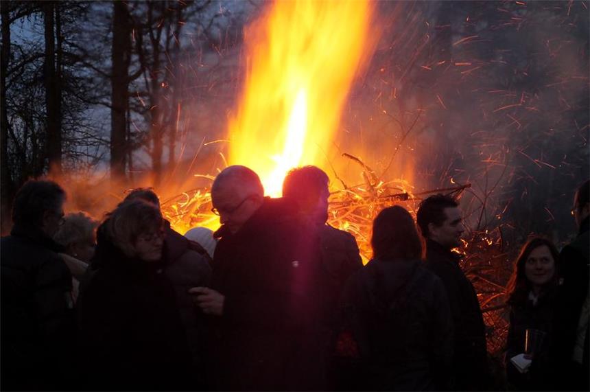 Osterfeuer am Gründonnerstag am Gutshof Wellenbad in Geisecke
