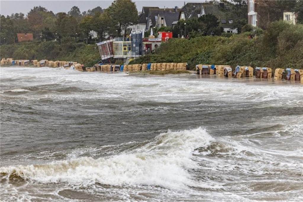 Ostseeküste droht Flut: Höchststand für Freitag erwartet Ostseewellen überfluten die am Strand in Schilksee aufgestellten Strandkörbe. Foto: Axel Heimken/dpa