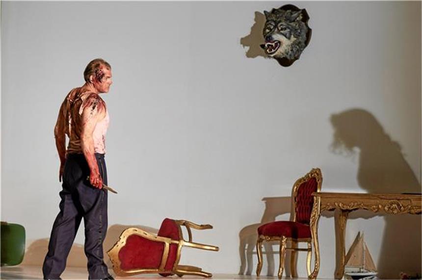 Verdis Otello ist allein unter Wölfen Otello (Lance Ryan) beim Mord an Desdemona (Emily Newton) im Dortmunder Opernhaus