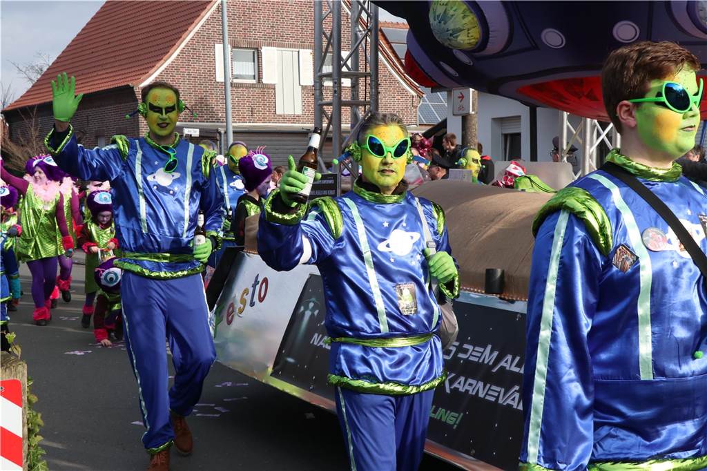 Ottenstein im Ausnahmezustand: An Rosenmontag machten Teilnehmer und Besucher des Karnevalsumzugs das Dorf zu einem echten Tollhaus.