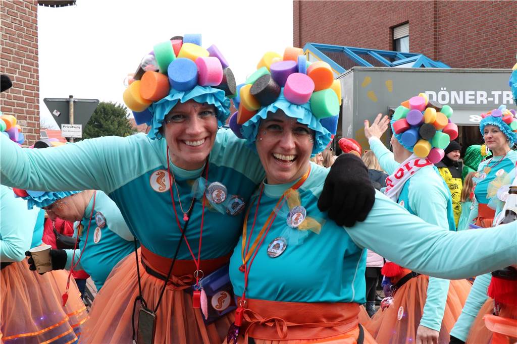 Ottenstein im Ausnahmezustand: An Rosenmontag machten Teilnehmer und Besucher des Karnevalsumzugs das Dorf zu einem echten Tollhaus.