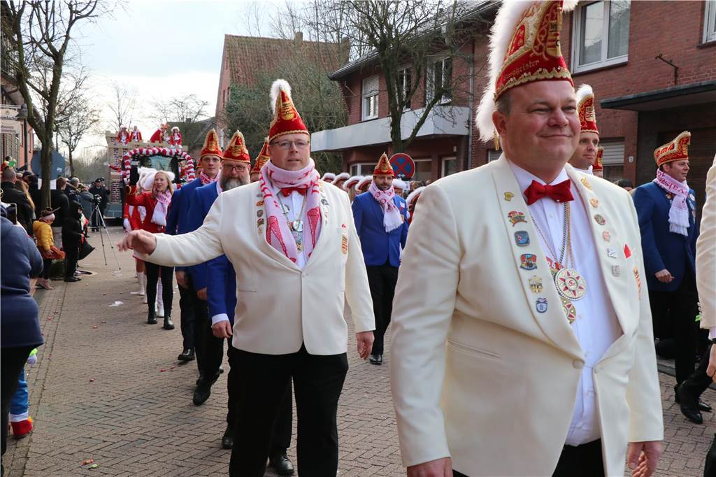Ottenstein im Ausnahmezustand: An Rosenmontag machten Teilnehmer und Besucher des Karnevalsumzugs das Dorf zu einem echten Tollhaus.