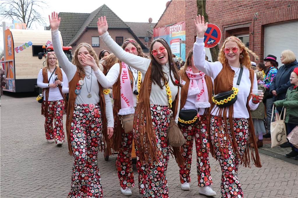 Ottenstein im Ausnahmezustand: An Rosenmontag machten Teilnehmer und Besucher des Karnevalsumzugs das Dorf zu einem echten Tollhaus.