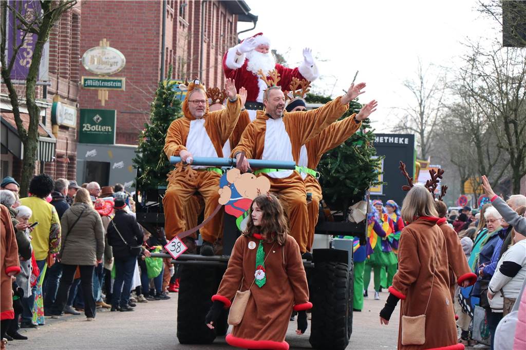 Ottenstein im Ausnahmezustand: An Rosenmontag machten Teilnehmer und Besucher des Karnevalsumzugs das Dorf zu einem echten Tollhaus.