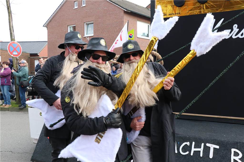 Ottenstein im Ausnahmezustand: An Rosenmontag machten Teilnehmer und Besucher des Karnevalsumzugs das Dorf zu einem echten Tollhaus.