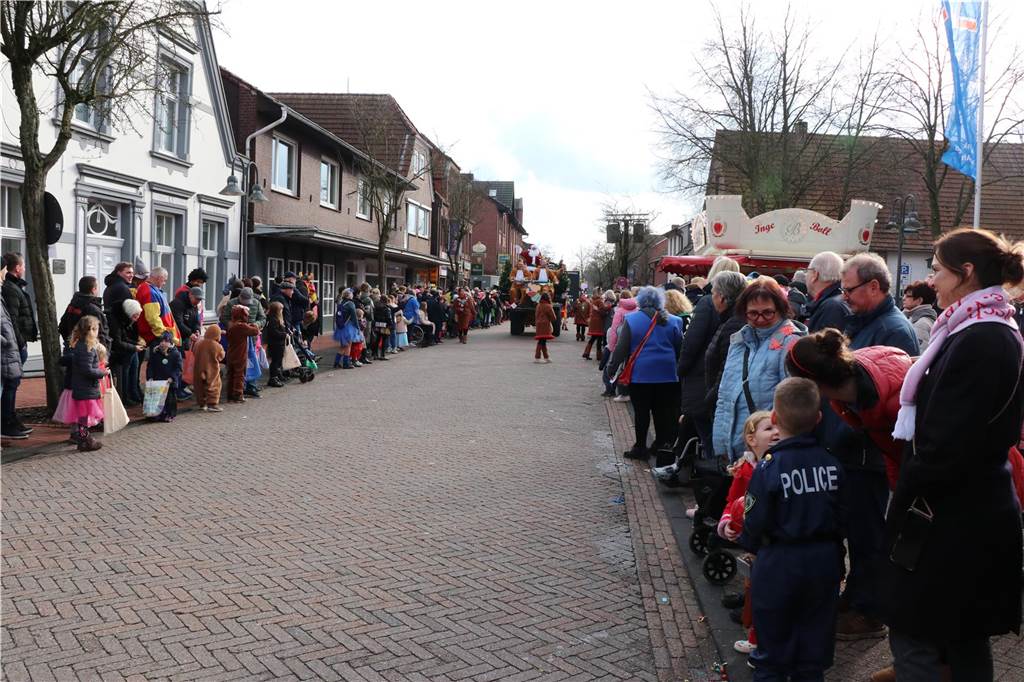 Ottenstein im Ausnahmezustand: An Rosenmontag machten Teilnehmer und Besucher des Karnevalsumzugs das Dorf zu einem echten Tollhaus.