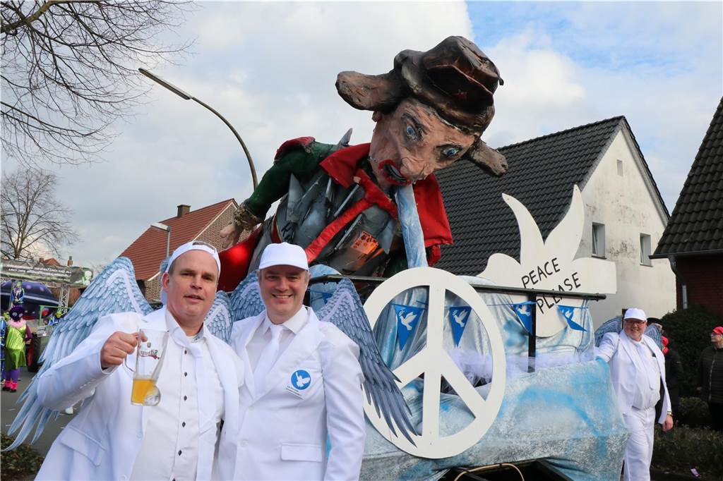 Ottenstein im Ausnahmezustand: An Rosenmontag machten Teilnehmer und Besucher des Karnevalsumzugs das Dorf zu einem echten Tollhaus.
