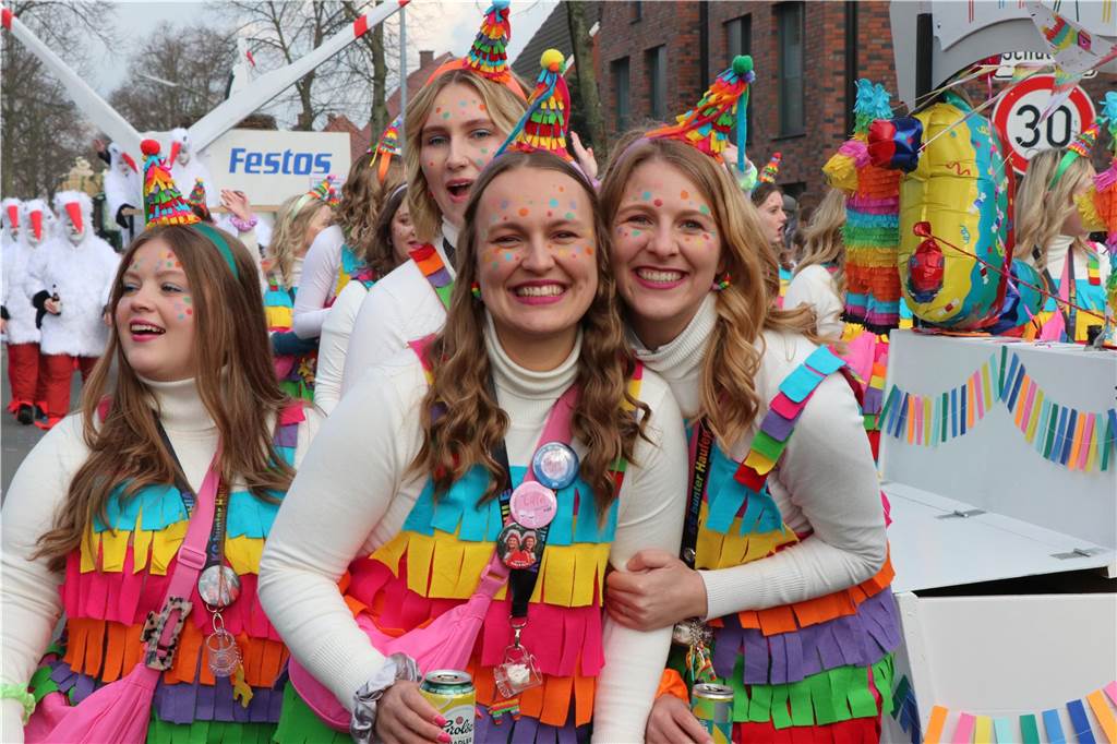 Ottenstein im Ausnahmezustand: An Rosenmontag machten Teilnehmer und Besucher des Karnevalsumzugs das Dorf zu einem echten Tollhaus.