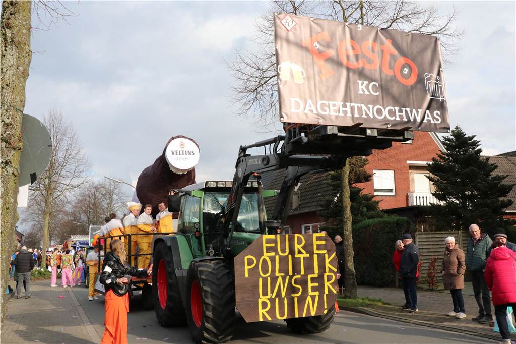 Ottenstein im Ausnahmezustand: An Rosenmontag machten Teilnehmer und Besucher des Karnevalsumzugs das Dorf zu einem echten Tollhaus.
