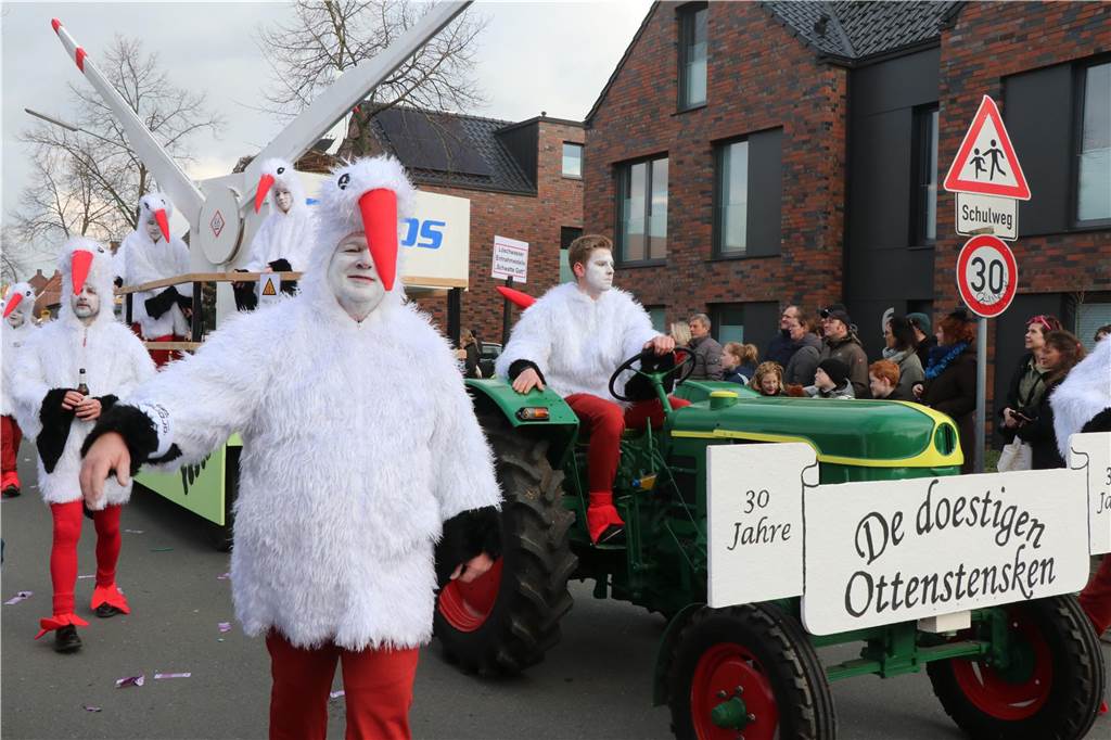 Ottenstein im Ausnahmezustand: An Rosenmontag machten Teilnehmer und Besucher des Karnevalsumzugs das Dorf zu einem echten Tollhaus.