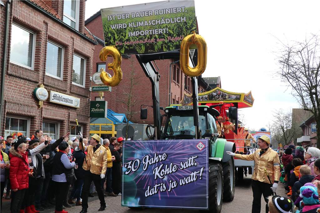 Ottenstein im Ausnahmezustand: An Rosenmontag machten Teilnehmer und Besucher des Karnevalsumzugs das Dorf zu einem echten Tollhaus.