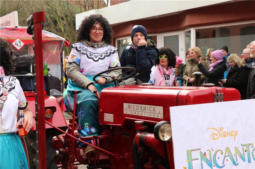 Ottenstein im Ausnahmezustand: An Rosenmontag machten Teilnehmer und Besucher des Karnevalsumzugs das Dorf zu einem echten Tollhaus.