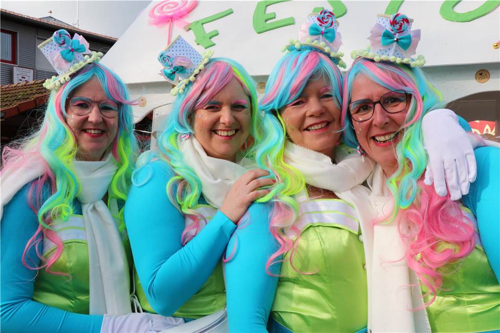 Ottenstein im Ausnahmezustand: An Rosenmontag machten Teilnehmer und Besucher des Karnevalsumzugs das Dorf zu einem echten Tollhaus.